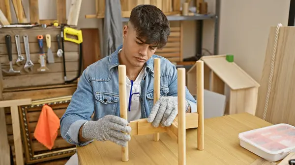 Joven Empresario Hispano Guapo Relajándose Taller Carpintería Ensamblando Muebles Madera —  Fotos de Stock