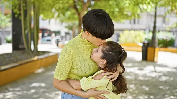 Beautiful Sunny Day Park Lovely Mother Daughter Together Hugging Kissing — Stock Photo, Image