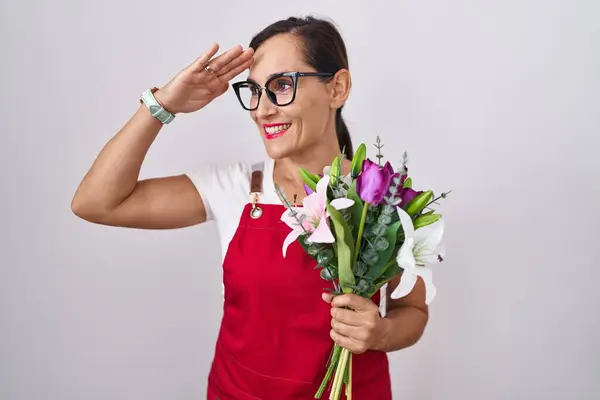 Middle Age Brunette Woman Wearing Apron Working Florist Shop Holding — Stock Photo, Image