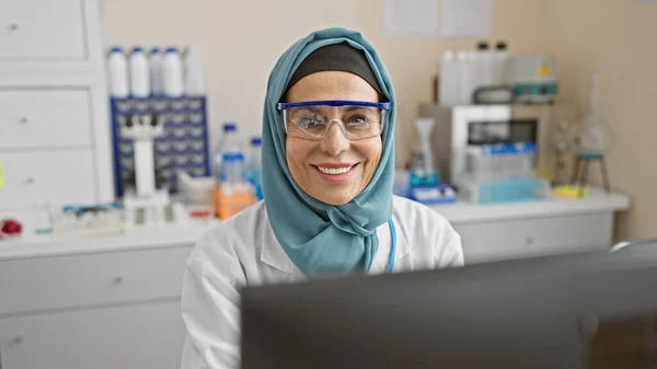 Smiling Woman Hijab Safety Goggles Works Computer Modern Laboratory — Stock Photo, Image