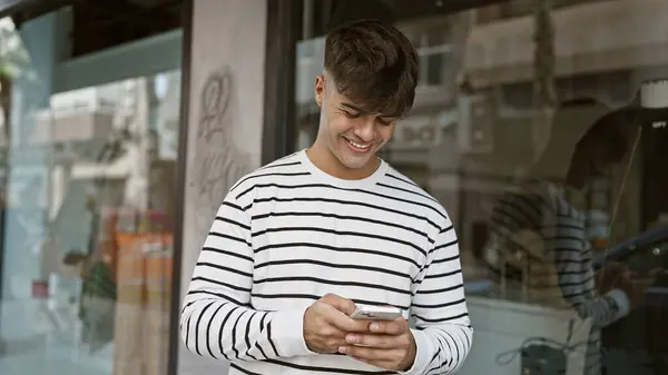 Neşeli Spanyol Asıllı Açık Hava Mutluluğunu Kucaklayan Cep Telefonuyla Sokaklarda — Stok fotoğraf