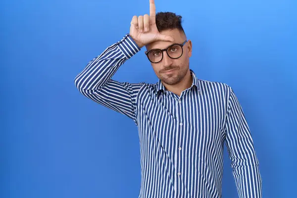Sakallı Gözlüklü Spanyol Bir Adam Alnında Parmakları Olan Insanlarla Dalga — Stok fotoğraf