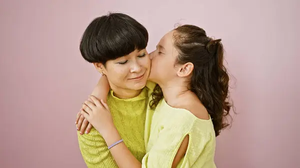 Mãe Filha Confiante Compartilhando Abraço Alegre Beijo Sorrindo Sobre Fundo — Fotografia de Stock