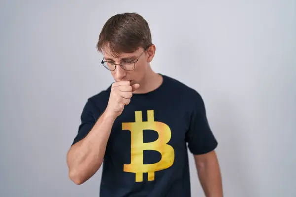Caucasian Blond Man Wearing Bitcoin Shirt Feeling Unwell Coughing Symptom — Stock Photo, Image