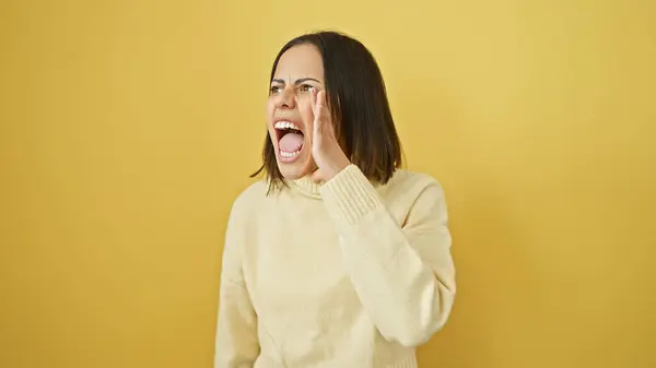 Young Hispanic Woman Shouting Solid Yellow Background Portraying Emotion Casual — Stock Photo, Image
