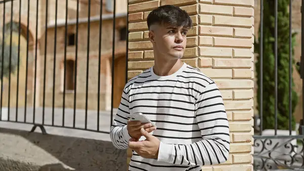 Handsome Young Hispanic Guy Takes Street Seriously Immersed Texting His — Stock Photo, Image