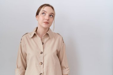 Kafkasyalı genç bir kadın, sıradan bir tişört giyiyor gülümsüyor, yan tarafa bakıyor ve düşünüyor.. 