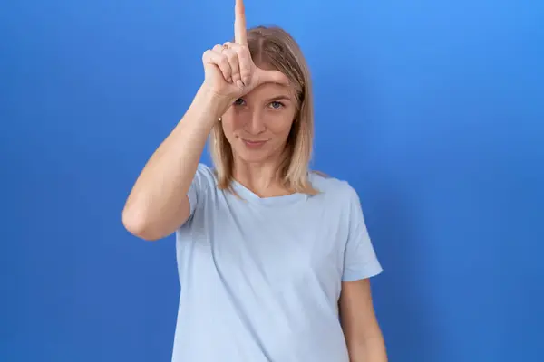 Jovem Mulher Caucasiana Vestindo Camisa Azul Casual Fazendo Troça Pessoas — Fotografia de Stock