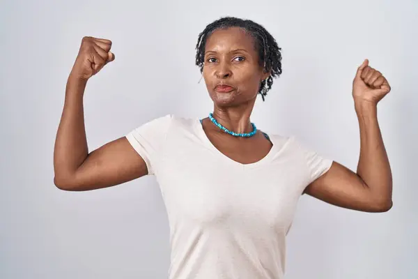 Mulher Africana Com Dreadlocks Sobre Fundo Branco Mostrando Músculos Braços — Fotografia de Stock