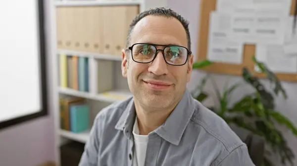 Hombre Negocios Hispano Sonriente Con Gafas Entorno Oficina Moderno —  Fotos de Stock