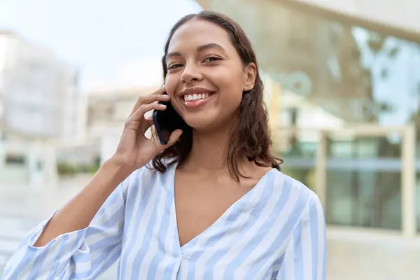 Młoda Afroamerykanka Uśmiecha Się Pewnie Rozmawiając Przez Telefon Ulicy — Zdjęcie stockowe