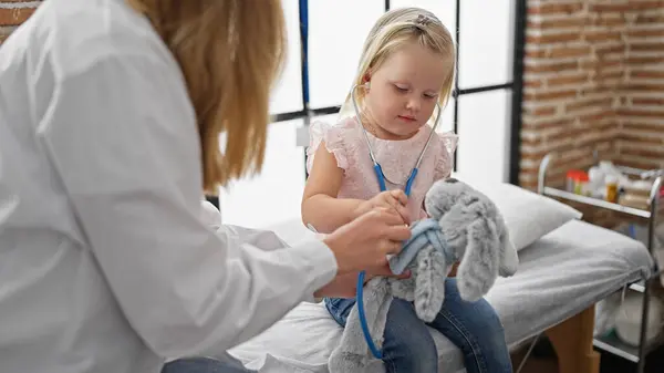 Cute Little Girl Pacjenta Pluszowy Miś Ramię Dostaje Figlarne Badanie — Zdjęcie stockowe