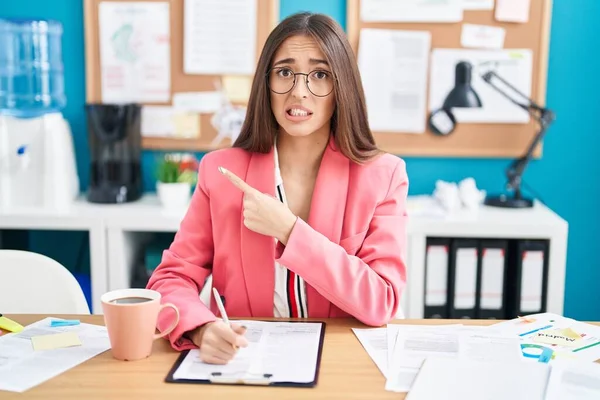 Joven Mujer Hispana Que Trabaja Oficina Con Gafas Apuntando Lado —  Fotos de Stock