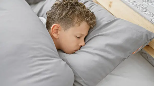 Blond Pojke Ligger Sängen Sover Sovrummet — Stockfoto