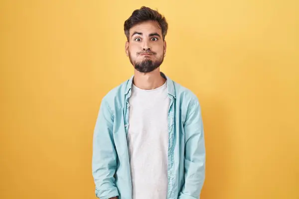Junger Hispanischer Mann Mit Tätowierungen Der Vor Gelbem Hintergrund Steht — Stockfoto