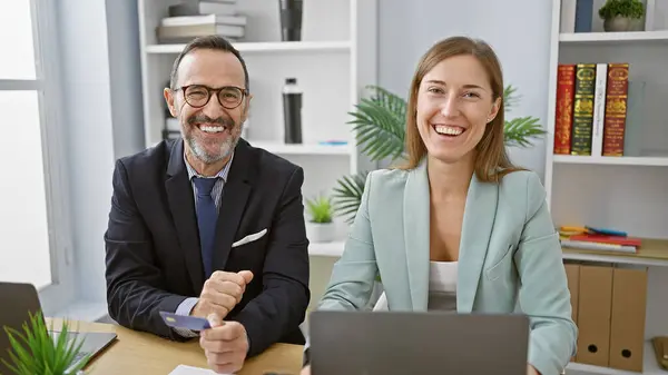 Zwei Selbstbewusste Geschäftspartner Genießen Einen Erfolgreichen Online Einkaufsbummel Und Lächeln — Stockfoto