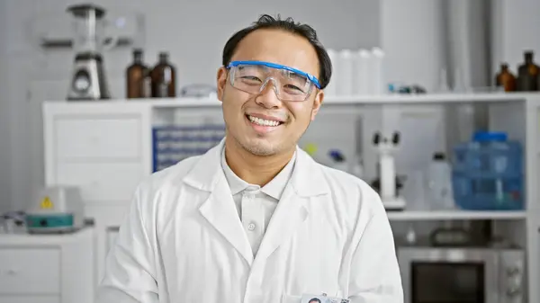 Joven Científico Chino Seguro Disfruta Trabajo Sonriendo Felizmente Mientras Está — Foto de Stock