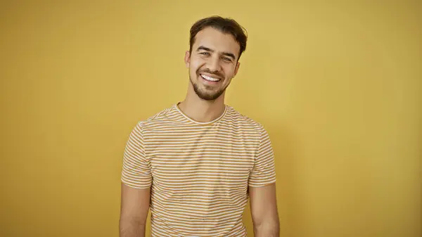 Schöner Junger Hispanischer Mann Der Vor Gelbem Hintergrund Lächelt Und — Stockfoto