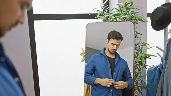 Modern Bir Soyunma Odasında Düğmelerini Ilikleyen Yakışıklı Spanyol Adam — Stok fotoğraf