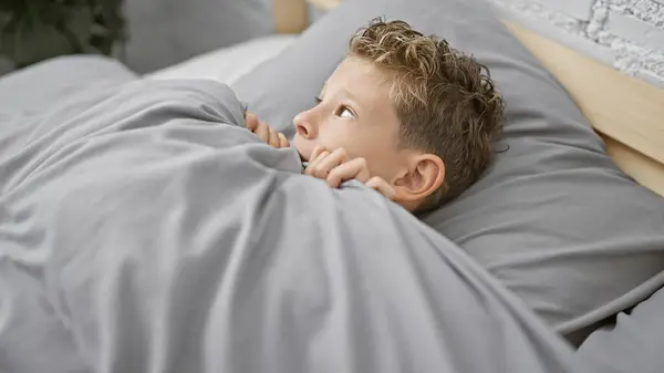 Bang Blond Jongen Liggend Comfortabel Bed Bedekken Gezicht Met Angst — Stockfoto