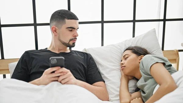 Förtrollande Scen Vackra Par Mysigt Koppla Sängen Man Sms Smartphone — Stockfoto