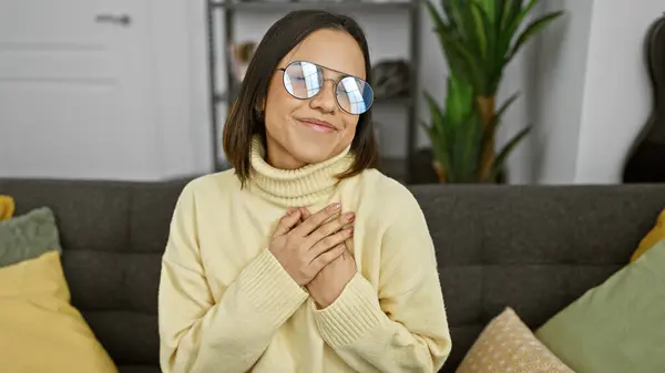 Mujer Hispana Sonriente Con Gafas Sol Suéter Acogedor Posando Interior — Foto de Stock