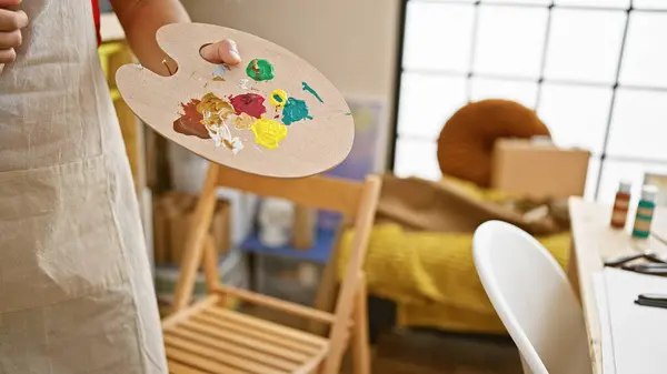 スタジオでカラーパレットを保持する男のアーティストの手 創造性の旅 屋内絵画クラスを通じて情熱 — ストック写真