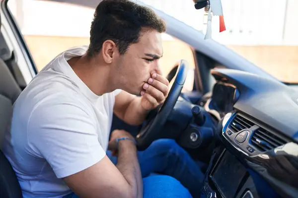 Jonge Spaanse Man Ruikt Slecht Aroma Zittend Auto Straat — Stockfoto