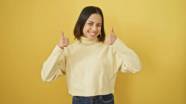 Lächelnde Junge Hispanische Frau Die Vor Gelbem Hintergrund Die Daumen — Stockfoto