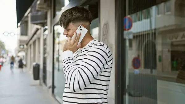 Mutlu Şehirli Kendine Güvenen Genç Spanyol Adam Akıllı Telefonuyla Eğlenceli — Stok fotoğraf