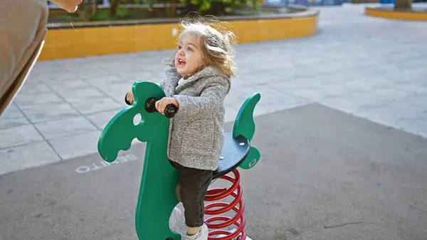 Radosna Dziewczyna Jeździ Wiosennym Rowerze Słonecznym Placu Zabaw Świadcząc Beztroskich — Zdjęcie stockowe