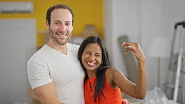 Schönes Paar Steht Zusammen Und Hält Schlüssel Neuen Zuhause — Stockfoto