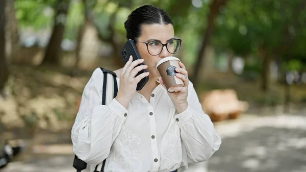 Junge Schöne Hispanische Frau Telefoniert Und Trinkt Kaffee Zum Mitnehmen — Stockfoto