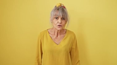 Hüsrana uğramış orta yaşlı kadın, gri at kuyruğu saçlı, 
