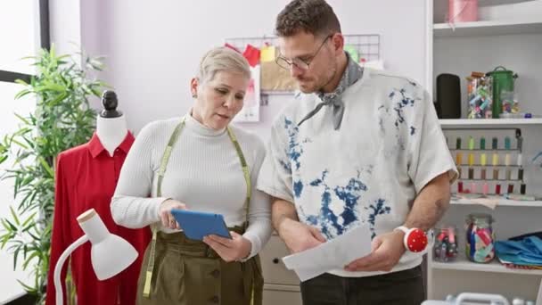 Dva Krejčí Žena Muž Spolupracují Dobře Vybavené Ateliéru Pomocí Tabletu — Stock video