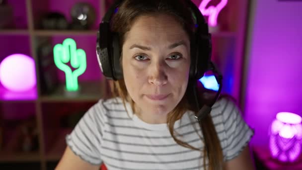 Μια Γυναίκα Επίκεντρο Φορώντας Ακουστικά Μια Πολύχρωμη Αίθουσα Τυχερών Παιχνιδιών — Αρχείο Βίντεο