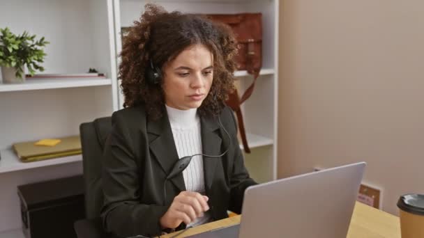 Young Hispanic Woman Curly Hair Feeling Stressed Her Office Workplace — Stock Video