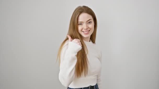 陽気な若いブロンドの女性はセーターを着用し 白い背景で孤立した優れた承認サインを与えます ポジティブで幸せで自信を持って 彼女の笑顔は成功の象徴です — ストック動画