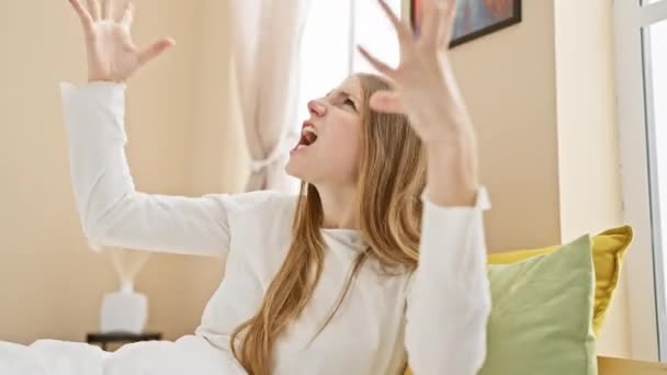 Mujer Rubia Joven Furiosa Pijama Desatando Frustración Dormitorio Gritando Gritando — Vídeos de Stock