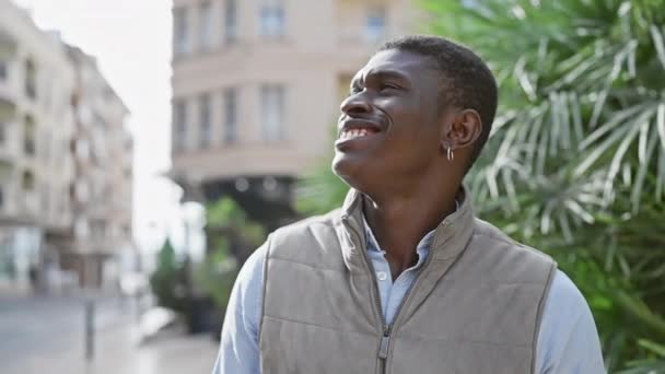 Usmívající Africký Muž Těší Slunečný Den Venku Městě Zelenými Rostlinami — Stock video