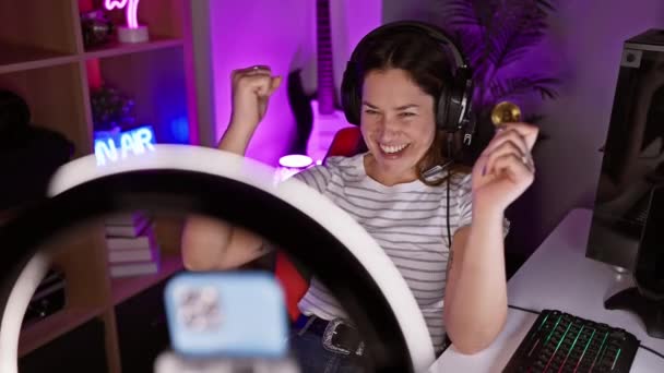 Heyecanlı Mavi Gözlü Genç Kadın Oyun Odasında Bitcoin Zaferini Kutluyor — Stok video
