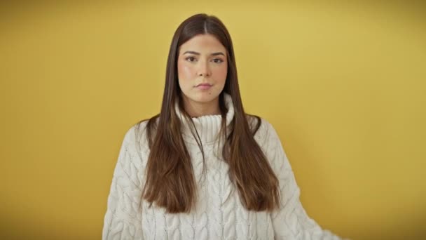 Jovial Fiatal Spanyol Gyönyörű Egy Kényelmes Pulóverben Dobott Egy Vesztes — Stock videók