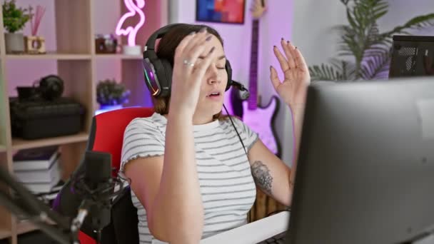 Uma Mulher Estressada Usando Fones Ouvido Uma Sala Jogos Colorida — Vídeo de Stock