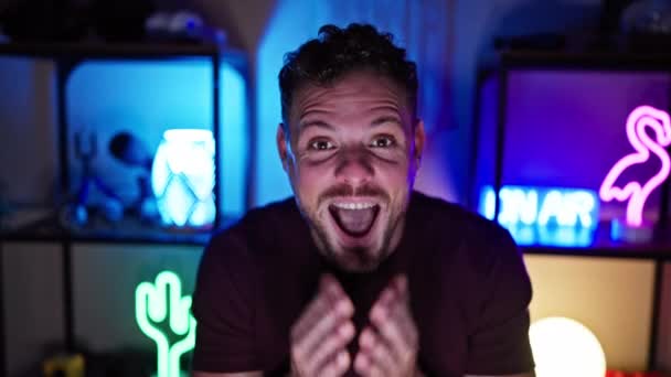 Glædelig Ung Mand Vinde Videospil Triumferende Fejrer Sin Præstation Spillelokalet – Stock-video