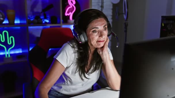 Ώριμη Γυναίκα Gaming Ένα Σκοτεινό Δωμάτιο Φώτα Νέον Φορώντας Ακουστικά — Αρχείο Βίντεο