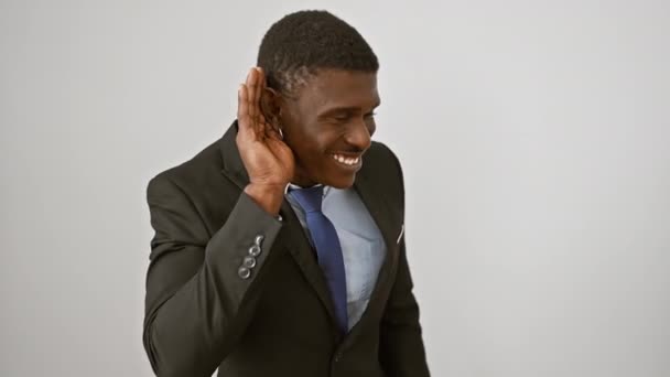 Snygg Afrikansk Amerikan Klädd Upp Står Uppmärksamhet Vit Isolerad Bakgrund — Stockvideo