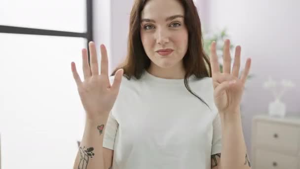 Veselá Mladá Žena Hravě Ukazuje Nahoru Nosí Pyžamo Sedí Posteli — Stock video
