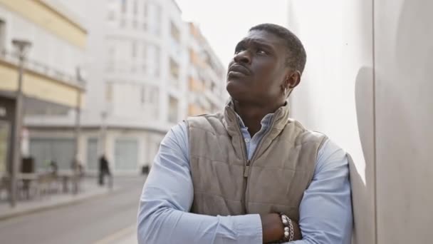 Африканський Американець Міському Середовищі Спираючись Стіну Позитивним Омаром Повсякденному Вбранні — стокове відео