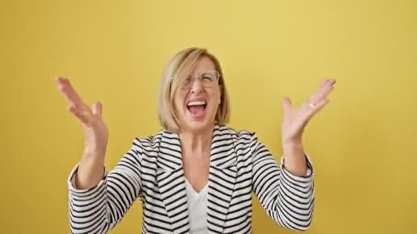 Fröhliche Blonde Frau Mittleren Alters Gestreifter Jacke Bejubelt Ekstatisch Ihren — Stockvideo