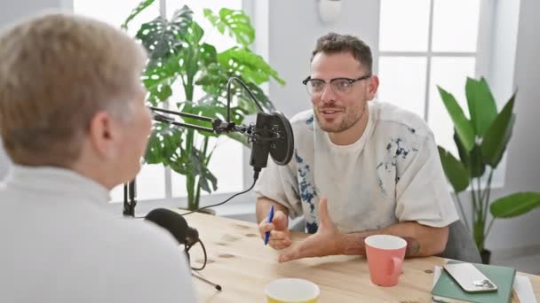 남자는 마이크와 식물과 스튜디오에서 인터뷰 캐주얼 캐스트 설정을 — 비디오